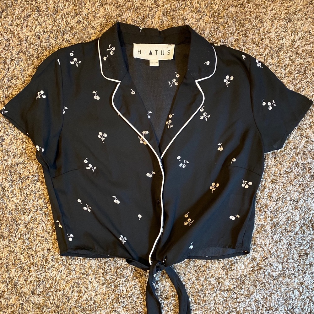 HIATUS black collared crop top!
